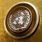Carrera por la ONU entra en fase decisiva: entre votaciones secretas, vetos y apoyos se define el futuro de la organización Emblema de las Naciones Unidas.