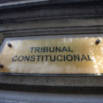 Placa dorada del Tribunal Constitucional.
