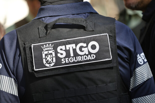 Un guardia municipal de la alcaldía de Santiago de espaldas.