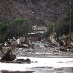 Balance de Senapred: Sistema frontal deja más de 200 damnificados y cerca de 1.300 personas aisladas en la zona centro-sur Aluvión en la localidad rural de Islon en La Serena. Foto: Aton Chile.