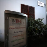Reforma al INDH enfrenta al Gobierno con la oposición y organizaciones de derechos humanos Placa del Instituto Nacional de Derechos Humanos en distintos idiomas.