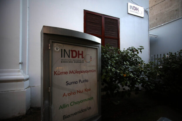 Placa del Instituto Nacional de Derechos Humanos en distintos idiomas.
