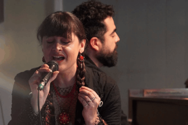 Los músicos Pascuala Ilabaca y Luciano Latorre en Signum, Alemania.