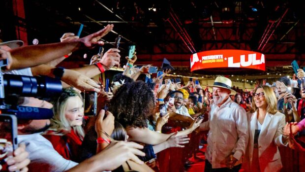 Lula junto a su esposa en el lanzamiento oficial de su campaña.