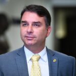 Brasil: el Partido de Flávio Bolsonaro reconoce reelección de Lula Senador Flávio Bolsonaro concede entrevista a los medios en el Senado brasileño.