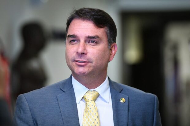 Senador Flávio Bolsonaro concede entrevista a los medios en el Senado brasileño.