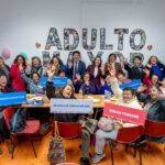 Mes de la Dirigencia: Gobierno lanza agenda nacional para destacar a los líderes comunitarios del país Grupo de adultos mayores y dirigentes posa en una sala comunitaria sosteniendo carteles de la División de Organizaciones Sociales.