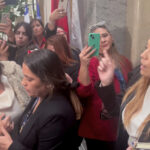 Comisión de ética revisará antecedentes por discusión entre las senadoras Flores y Campillai Senadoras Fabiola Campillai y Camila Flores discuten en el hall del Senado.