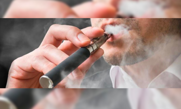Hombre usando un vapeador.