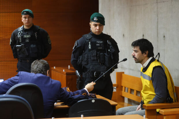 Exdiputado Joaquín Lavín León en audiencia de revisión de cautelares vistiendo el chaleco amarillo de imputados.