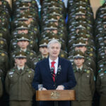 ACOT: oficialismo propone "fast track legislativo" y oposición reclama ausencia del levantamiento del secreto bancario José Antonio Kast rodeado de funcionarios de Carabineros.