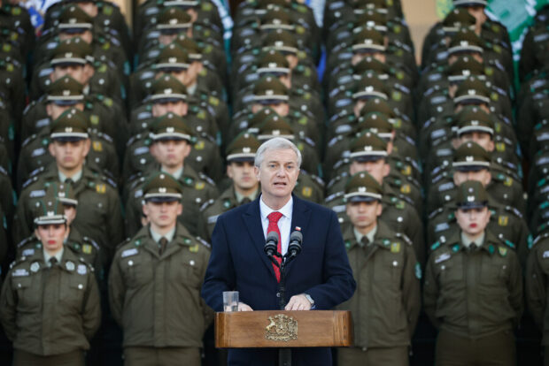 José Antonio Kast rodeado de funcionarios de Carabineros.