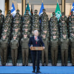 Pía Greene cuestiona ACOT por falta de medidas preventivas en niñez: “Muere un niño cada 7 días” Presidente Kast rodeado de funcionarios de Carabineros.