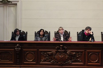 La presidenta de la Asociación de Usuarios del Servicio de Salud Metropolitano Sur, Mónica Escobar, junto a las parlamentarias Fabiola Campillar, Ana María Gazmuri y Claudia Pascual.