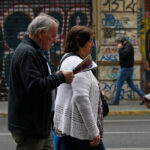 La longevidad exige un nuevo contrato social Una pareja de la tercera edad camina por calle urbana.