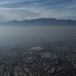 Más allá del pingüino de Humboldt: los dos decretos ambientales que aún no reingresan a Contraloría y que preocupan a ONGs y al Colmed Vista aérea de Santiago en que se ve una nube de smog.