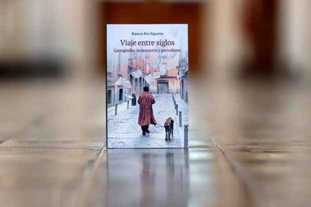 Viaje entre siglos. Cartografías de memoria y periodismo, el nuevo libro de la periodista Ximena Póo Figueroa.