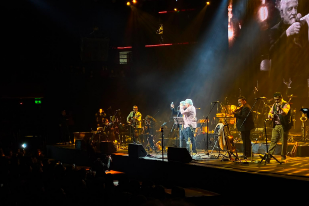 Inti Illimani presentando "Caminos" en el Teatro Caupolicán.