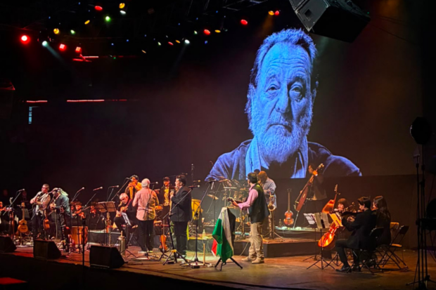 Inti Illimani presentando "Caminos" en el Teatro Caupolicán.