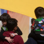 Día de la Niñez: los panoramas gratuitos para celebrar este domingo en la Región Metropolitana Padres junto a sus hijos disfrutan durante el día de la ninez. Foto: Aton Chile.