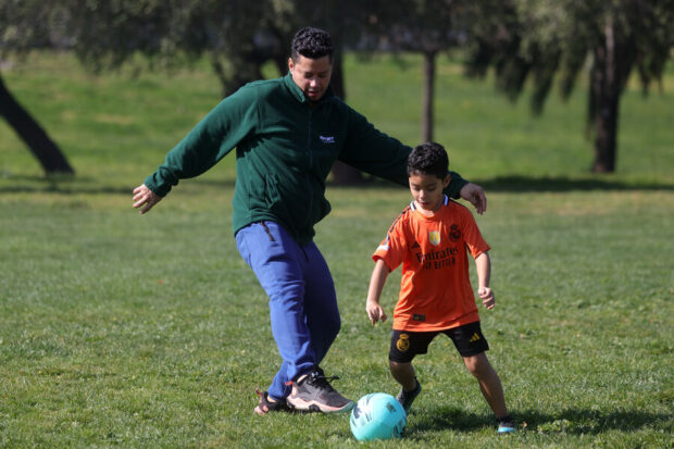 Padres junto a sus hijos disfrutan durante el día de la ninez. Foto: Aton Chile.