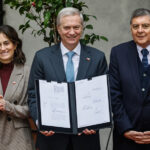 Presidente Kast firma reforma constitucional de la ACOT y pide celeridad en su tramitación Presidente Kast posa mostrando un documento firmados junto a la ministra Wulf y el biministro Alvarado.