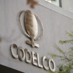 "Histórico e inédito": Gobierno anuncia que Codelco capitalizará el 100% de sus utilidades Fachada y logo del edificio corporativo de Codelco en Santiago.