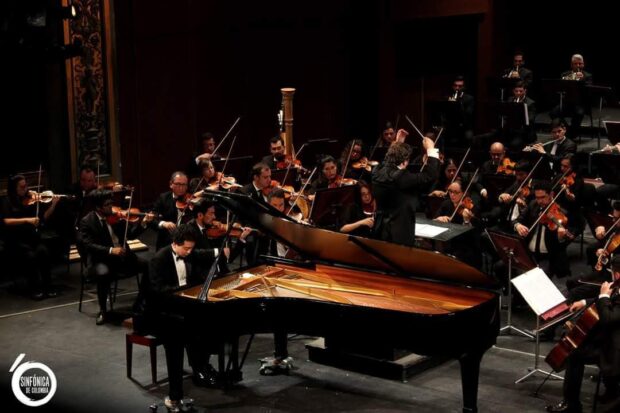 El pianista japonés, Ryutaro Suzuki, junto a la Sinfónica de Colombia.