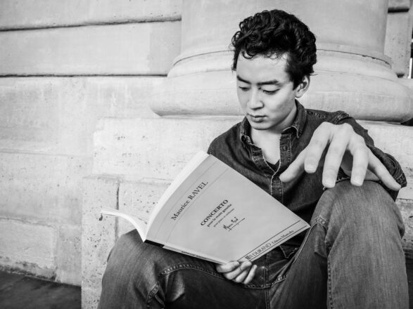 El pianista japonés Ryutaro Suzuki leyendo un libro titulado CONCERTO.