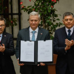 Renovación Nacional toma distancia de la reforma constitucional del Gobierno: "Es algo más simbólico" Presidente Kast posa mostrando un documento firmados junto al ministro Barros y el biministro Alvarado.