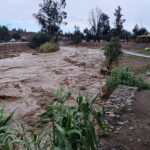 Atacama y Coquimbo en alerta por nuevo sistema frontal ante riesgo de aluviones y crecidas de ríos Crecida de un río por intensas lluvias.