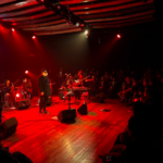 Del bolero al ruido y de vuelta a algo más: un laboratorio sonoro junto al Macha, Camilo Salinas y compañía Macha, Camilo Salinas, el Cuarteto Austral y Martín Benavides en Sala Master de Radio Universidad de Chile.