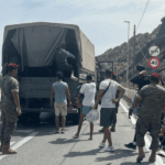 Tensión en la frontera entre España y Marruecos ante la amenaza de un nuevo salto masivo Ejército español transporta a migrantes a la frontera de Ceuta.