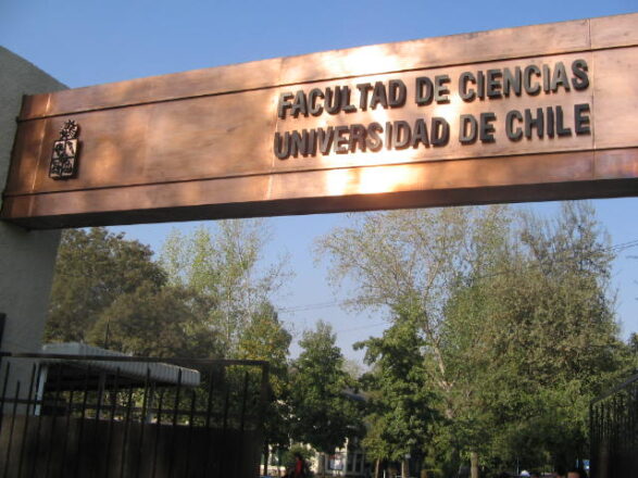 Letrero de la Facultad de Ciencias de la Universidad de Chile.