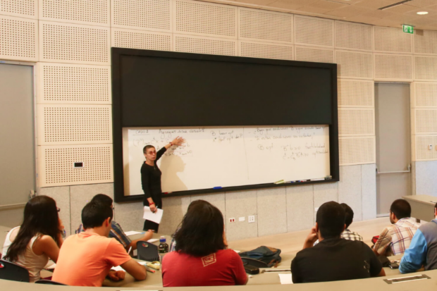 Clase de la Facultad de Ciencias Físicas y Matemáticas de la U. de Chile.