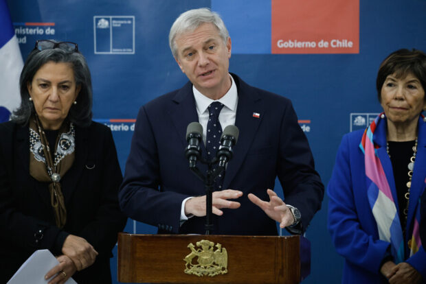 El Presidente de la Republica, José Antonio Kast, junto a la ministra de Salud, May Chomali, anuncia convenio entre el Ministerio de Salud, Fonasa y Caja de los Andes para atender a pacientes en lista de espera. Diego Martin /Aton Chile.