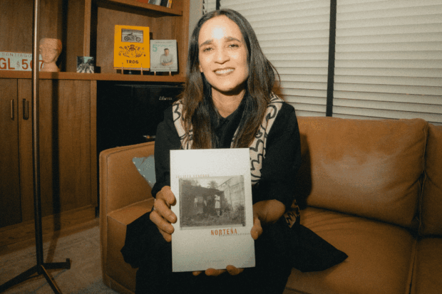Julieta Venegas con su libro "Norteña".