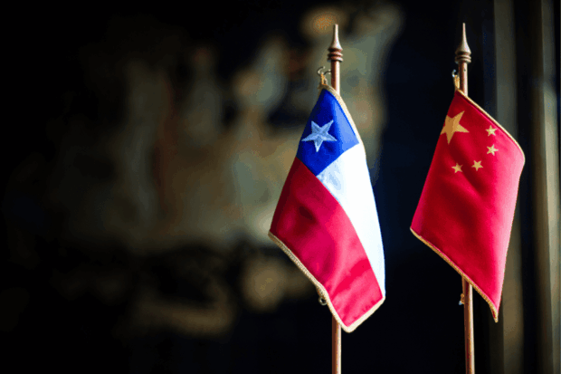 Banderas de Chile y China.