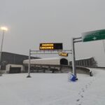 Solo para el transporte de carga: paso fronterizo Los Libertadores reabre tras 34 días cerrado Complejo fronterizo cordillerano cubierto de nieve con letreros luminosos de acceso vehicular en un día de nevada.