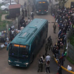 Nueva fase de Operación Cancerbero: trasladan a 200 reos de Valparaíso a cárcel de alta seguridad de Talca Bus de Gendarmería sale de recinto penitenciario. A las afuera se ven personas observando el traslado de reos.