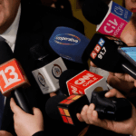 El pluralismo informativo también se investiga: por qué no se debe cerrar el Fondo de Estudios sobre el Pluralismo Micrófonos de distintos medios de comunicación chilenos.