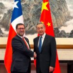 Canciller Pérez Mackenna en China: “Las nuevas tecnologías debieran ser el foco de nuevas inversiones” Canciller Francisco Pérez Mackenna y su par chino, Wang Yi.