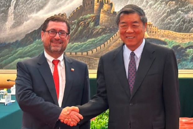 Canciller Francisco Pérez Mackenna y el viceprimer ministro del Consejo de Estado de China, He Lifeng. 