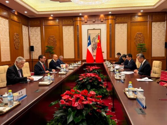 Reunión de autoridades chilenas y chinas en el marco de la visita del canciller Francisco Pérez Mackenna a China. 
