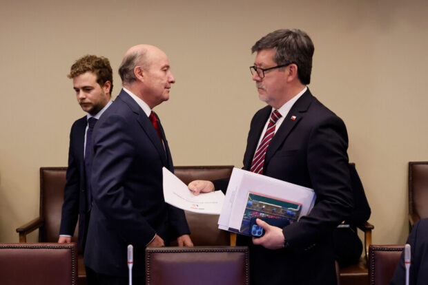 El ministro de Hacienda, Jorge Quiroz, y el director de Presupuestos, José Pablo Gómez, en la sesión de la Comisión de Hacienda.