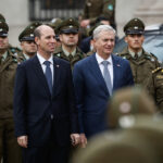 Oficialismo intenta cerrar filas frente a la reforma de seguridad y oposición acusa "operación política" Presidente José Antonio Kast junto al ministro de Seguridad, Martín Arrau, frente a carabineros que forman en filas.