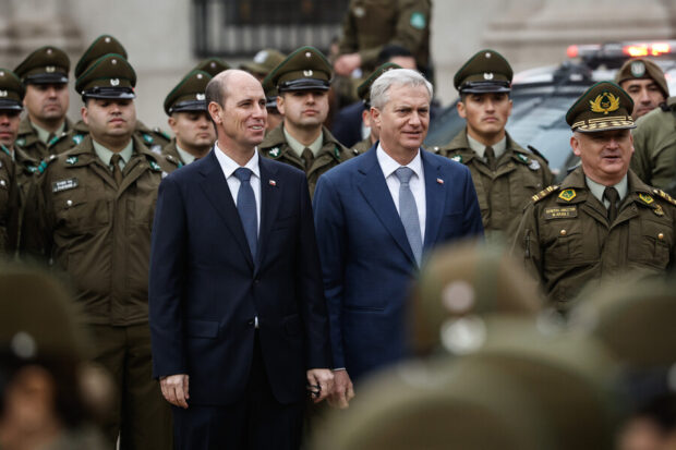 Presidente José Antonio Kast junto al ministro de Seguridad, Martín Arrau, frente a carabineros que forman en filas.
