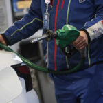 Petróleo se cotizó al alza tras anuncio de Trump de una “guerra económica” contra Irán Trabajador de Copec echando bencina en un auto blanco.