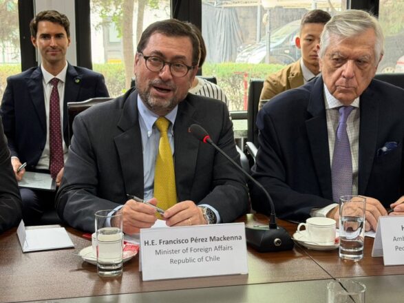 El canciller Francisco Pérez Mackenna junto al embajador chileno en China, Alfonso Silva.