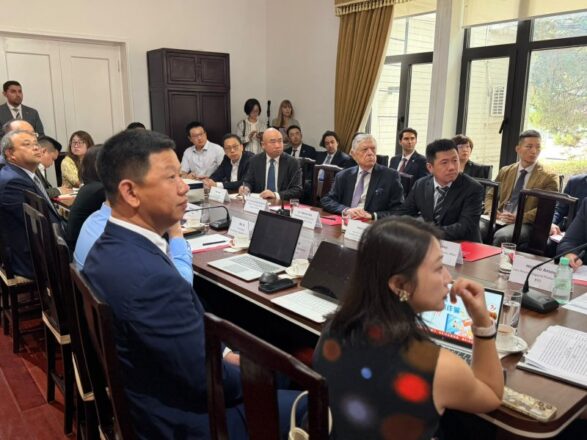 Reunión de trabajo entre autoridades de la Cancillería chilena y ejecutivos de empresas chinas.